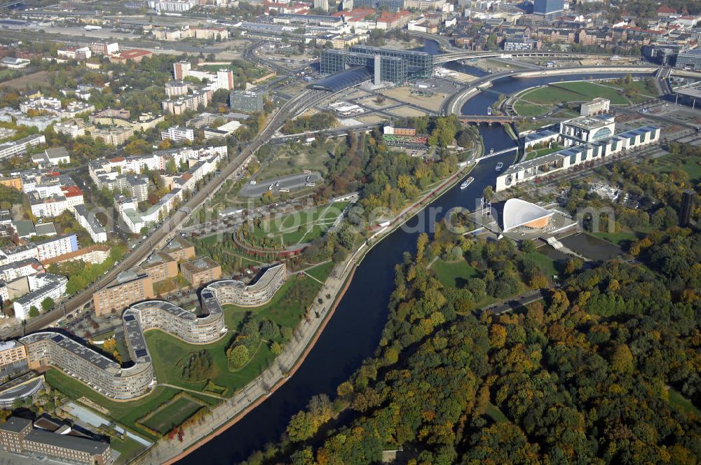 Aerial photograph Berlin - Wohnhaus im Moabiter Werder in Berlin. Die Gebäude-Schlange in Backstein enstand unweit vom Tiergarten und vom Kanzleramt direkt am Ufer der Spree und beinhaltet 718 Wohnungen. (Bauherr: FSG Siedlungsgesellschaft Frankfurt), Kontakt Architekt: Georg Bumiller, Gesellschaft von Architekten mbH, Großbeerenstraße 13a, 10963 Berlin, Tel. +49(0)30 2153024, Fax +49(0)30 2156316, Email: mail@bumillerarchitekten.de