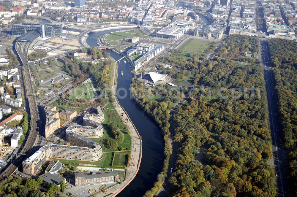 Berlin from above - Wohnhaus im Moabiter Werder in Berlin. Die Gebäude-Schlange in Backstein enstand unweit vom Tiergarten und vom Kanzleramt direkt am Ufer der Spree und beinhaltet 718 Wohnungen. (Bauherr: FSG Siedlungsgesellschaft Frankfurt), Kontakt Architekt: Georg Bumiller, Gesellschaft von Architekten mbH, Großbeerenstraße 13a, 10963 Berlin, Tel. +49(0)30 2153024, Fax +49(0)30 2156316, Email: mail@bumillerarchitekten.de