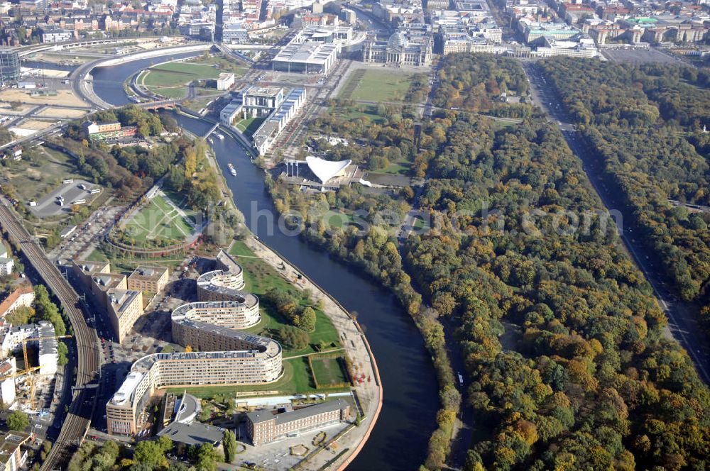 Berlin from the bird's eye view: Wohnhaus im Moabiter Werder in Berlin. Die Gebäude-Schlange in Backstein enstand unweit vom Tiergarten und vom Kanzleramt direkt am Ufer der Spree und beinhaltet 718 Wohnungen. (Bauherr: FSG Siedlungsgesellschaft Frankfurt), Kontakt Architekt: Georg Bumiller, Gesellschaft von Architekten mbH, Großbeerenstraße 13a, 10963 Berlin, Tel. +49(0)30 2153024, Fax +49(0)30 2156316, Email: mail@bumillerarchitekten.de