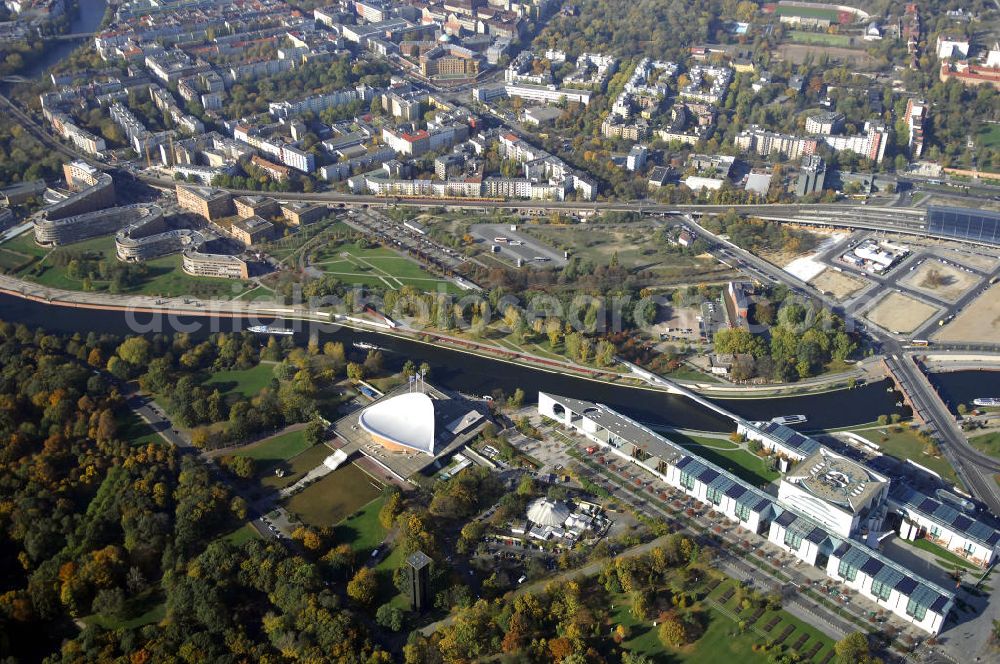 Aerial image Berlin - Wohnhaus im Moabiter Werder in Berlin. Die Gebäude-Schlange in Backstein enstand unweit vom Tiergarten und vom Kanzleramt direkt am Ufer der Spree und beinhaltet 718 Wohnungen. (Bauherr: FSG Siedlungsgesellschaft Frankfurt), Kontakt Architekt: Georg Bumiller, Gesellschaft von Architekten mbH, Großbeerenstraße 13a, 10963 Berlin, Tel. +49(0)30 2153024, Fax +49(0)30 2156316, Email: mail@bumillerarchitekten.de