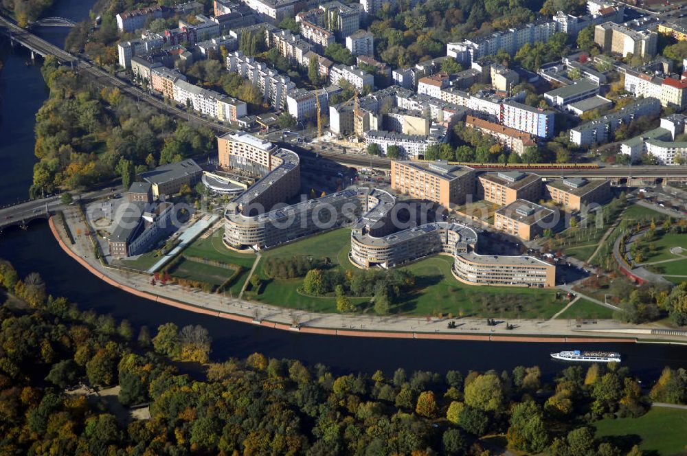 Aerial photograph Berlin - Wohnhaus im Moabiter Werder in Berlin. Die Gebäude-Schlange in Backstein enstand unweit vom Tiergarten und vom Kanzleramt direkt am Ufer der Spree und beinhaltet 718 Wohnungen. (Bauherr: FSG Siedlungsgesellschaft Frankfurt), Kontakt Architekt: Georg Bumiller, Gesellschaft von Architekten mbH, Großbeerenstraße 13a, 10963 Berlin, Tel. +49(0)30 2153024, Fax +49(0)30 2156316, Email: mail@bumillerarchitekten.de