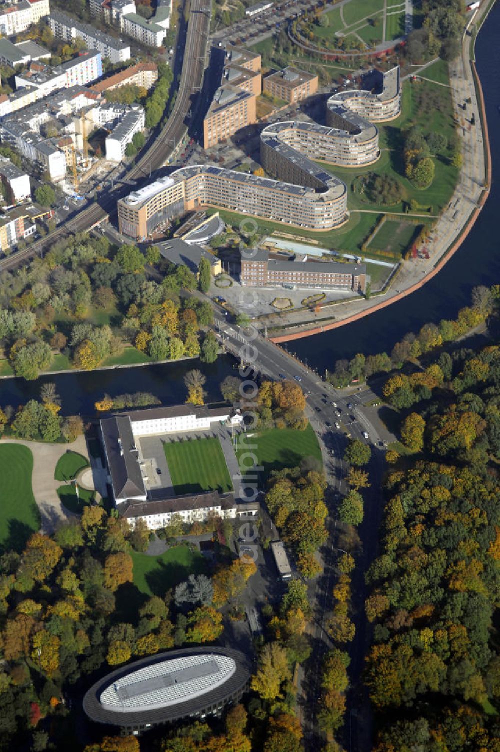 Berlin from above - Wohnhaus im Moabiter Werder in Berlin. Die Gebäude-Schlange in Backstein enstand unweit vom Tiergarten und vom Kanzleramt direkt am Ufer der Spree und beinhaltet 718 Wohnungen. (Bauherr: FSG Siedlungsgesellschaft Frankfurt), Kontakt Architekt: Georg Bumiller, Gesellschaft von Architekten mbH, Großbeerenstraße 13a, 10963 Berlin, Tel. +49(0)30 2153024, Fax +49(0)30 2156316, Email: mail@bumillerarchitekten.de