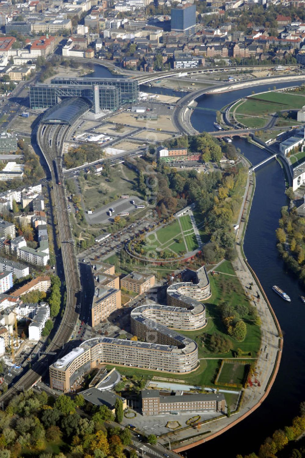 Berlin from the bird's eye view: Wohnhaus im Moabiter Werder in Berlin. Die Gebäude-Schlange in Backstein enstand unweit vom Tiergarten und vom Kanzleramt direkt am Ufer der Spree und beinhaltet 718 Wohnungen. (Bauherr: FSG Siedlungsgesellschaft Frankfurt), Kontakt Architekt: Georg Bumiller, Gesellschaft von Architekten mbH, Großbeerenstraße 13a, 10963 Berlin, Tel. +49(0)30 2153024, Fax +49(0)30 2156316, Email: mail@bumillerarchitekten.de