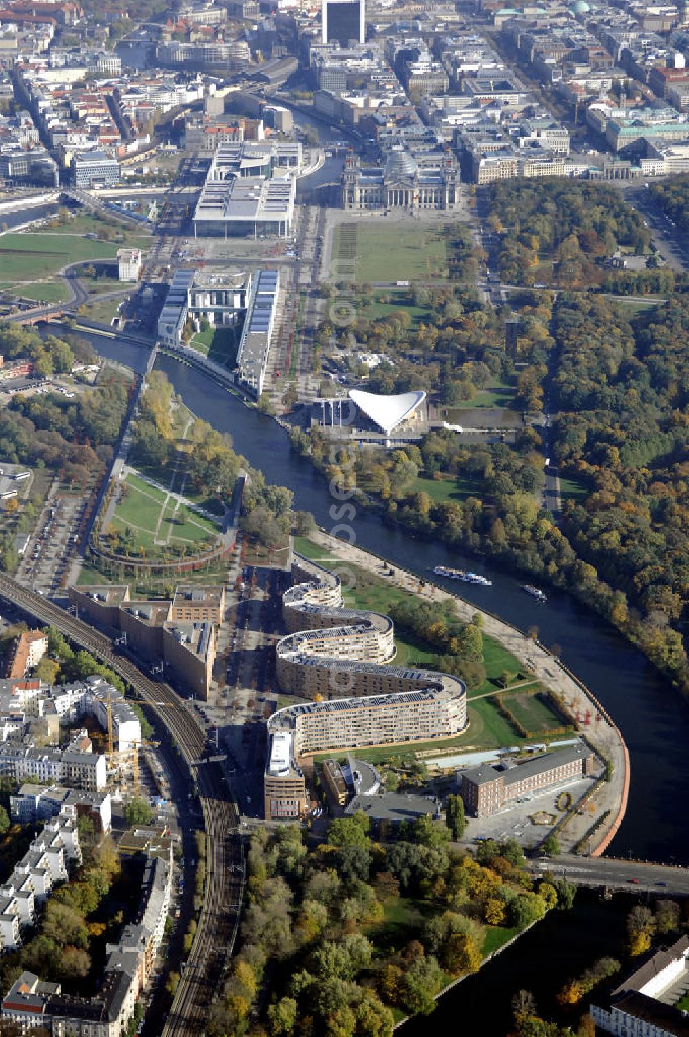 Aerial image Berlin - Wohnhaus im Moabiter Werder in Berlin. Die Gebäude-Schlange in Backstein enstand unweit vom Tiergarten und vom Kanzleramt direkt am Ufer der Spree und beinhaltet 718 Wohnungen. (Bauherr: FSG Siedlungsgesellschaft Frankfurt), Kontakt Architekt: Georg Bumiller, Gesellschaft von Architekten mbH, Großbeerenstraße 13a, 10963 Berlin, Tel. +49(0)30 2153024, Fax +49(0)30 2156316, Email: mail@bumillerarchitekten.de