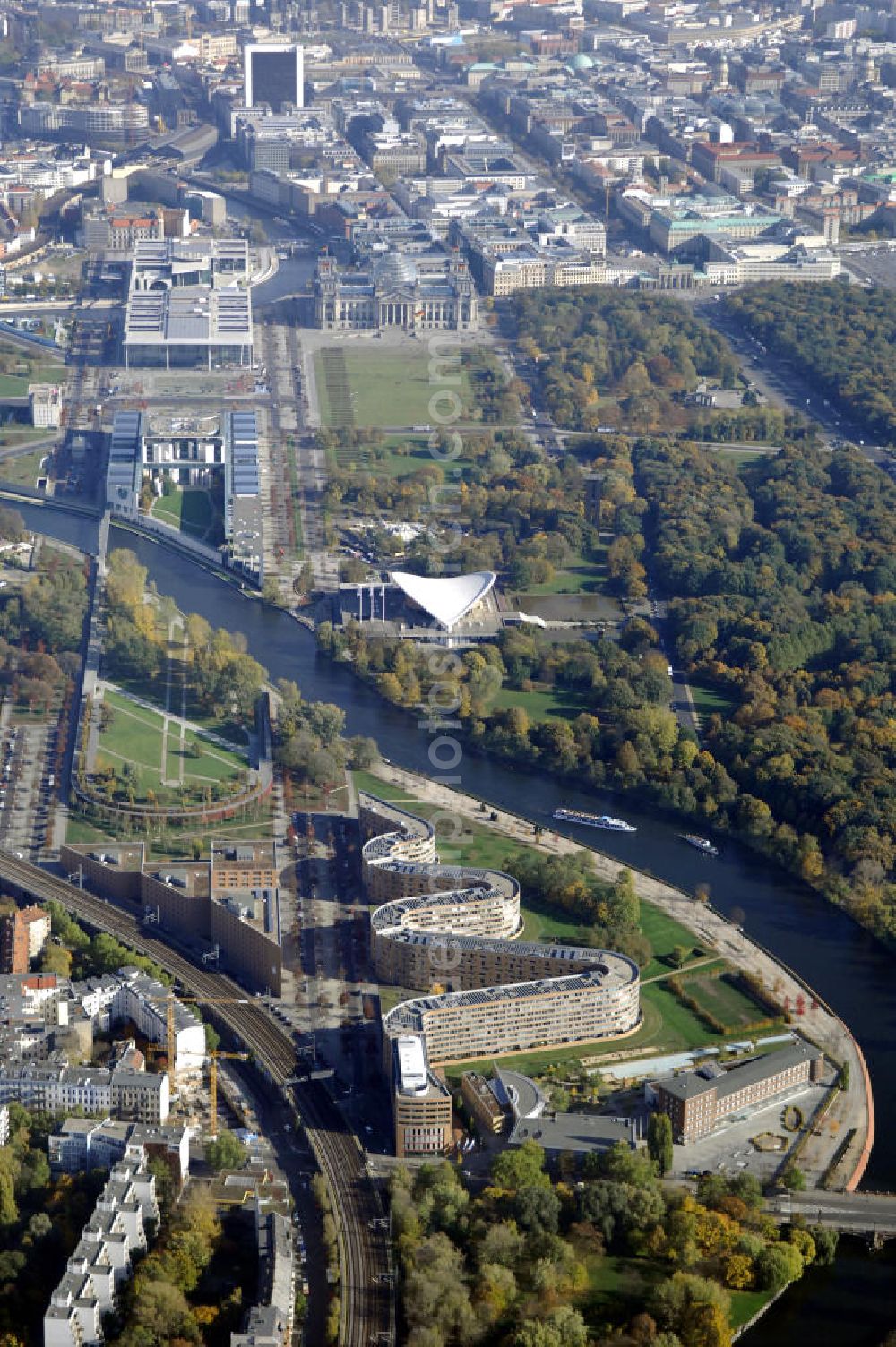 Aerial photograph Berlin - Wohnhaus im Moabiter Werder in Berlin. Die Gebäude-Schlange in Backstein enstand unweit vom Tiergarten und vom Kanzleramt direkt am Ufer der Spree und beinhaltet 718 Wohnungen. (Bauherr: FSG Siedlungsgesellschaft Frankfurt), Kontakt Architekt: Georg Bumiller, Gesellschaft von Architekten mbH, Großbeerenstraße 13a, 10963 Berlin, Tel. +49(0)30 2153024, Fax +49(0)30 2156316, Email: mail@bumillerarchitekten.de