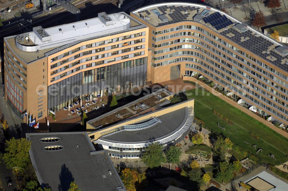 Berlin from above - Wohnhaus im Moabiter Werder in Berlin. Die Gebäude-Schlange in Backstein enstand unweit vom Tiergarten und vom Kanzleramt direkt am Ufer der Spree und beinhaltet 718 Wohnungen. (Bauherr: FSG Siedlungsgesellschaft Frankfurt), Kontakt Architekt: Georg Bumiller, Gesellschaft von Architekten mbH, Großbeerenstraße 13a, 10963 Berlin, Tel. +49(0)30 2153024, Fax +49(0)30 2156316, Email: mail@bumillerarchitekten.de