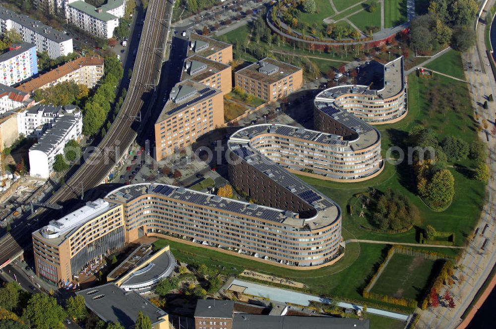 Berlin from the bird's eye view: Wohnhaus im Moabiter Werder in Berlin. Die Gebäude-Schlange in Backstein enstand unweit vom Tiergarten und vom Kanzleramt direkt am Ufer der Spree und beinhaltet 718 Wohnungen. (Bauherr: FSG Siedlungsgesellschaft Frankfurt), Kontakt Architekt: Georg Bumiller, Gesellschaft von Architekten mbH, Großbeerenstraße 13a, 10963 Berlin, Tel. +49(0)30 2153024, Fax +49(0)30 2156316, Email: mail@bumillerarchitekten.de