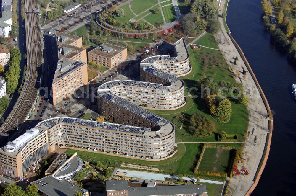 Aerial image Berlin - Wohnhaus im Moabiter Werder in Berlin. Die Gebäude-Schlange in Backstein enstand unweit vom Tiergarten und vom Kanzleramt direkt am Ufer der Spree und beinhaltet 718 Wohnungen. (Bauherr: FSG Siedlungsgesellschaft Frankfurt), Kontakt Architekt: Georg Bumiller, Gesellschaft von Architekten mbH, Großbeerenstraße 13a, 10963 Berlin, Tel. +49(0)30 2153024, Fax +49(0)30 2156316, Email: mail@bumillerarchitekten.de