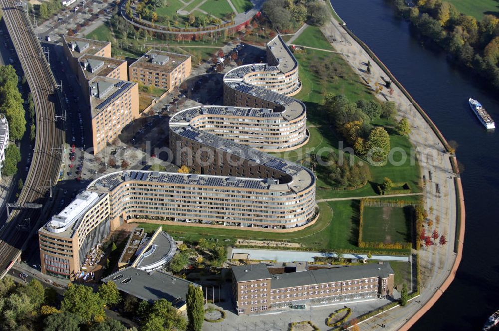 Aerial photograph Berlin - Wohnhaus im Moabiter Werder in Berlin. Die Gebäude-Schlange in Backstein enstand unweit vom Tiergarten und vom Kanzleramt direkt am Ufer der Spree und beinhaltet 718 Wohnungen. (Bauherr: FSG Siedlungsgesellschaft Frankfurt), Kontakt Architekt: Georg Bumiller, Gesellschaft von Architekten mbH, Großbeerenstraße 13a, 10963 Berlin, Tel. +49(0)30 2153024, Fax +49(0)30 2156316, Email: mail@bumillerarchitekten.de