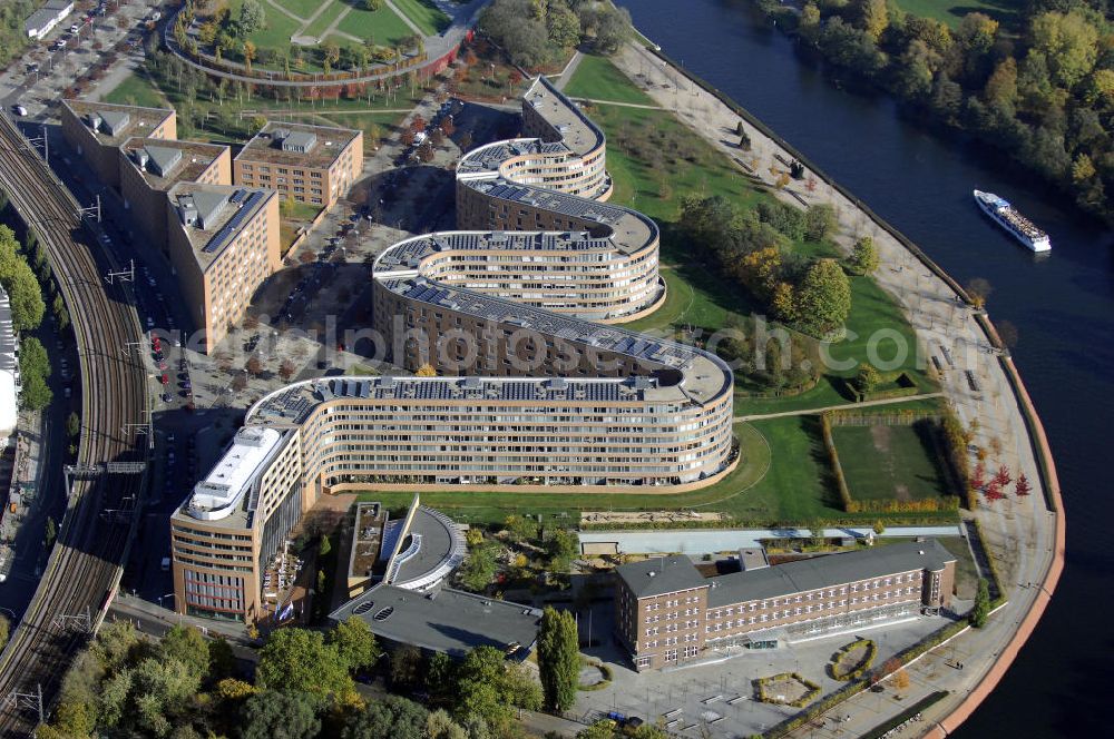 Berlin from above - Wohnhaus im Moabiter Werder in Berlin. Die Gebäude-Schlange in Backstein enstand unweit vom Tiergarten und vom Kanzleramt direkt am Ufer der Spree und beinhaltet 718 Wohnungen. (Bauherr: FSG Siedlungsgesellschaft Frankfurt), Kontakt Architekt: Georg Bumiller, Gesellschaft von Architekten mbH, Großbeerenstraße 13a, 10963 Berlin, Tel. +49(0)30 2153024, Fax +49(0)30 2156316, Email: mail@bumillerarchitekten.de