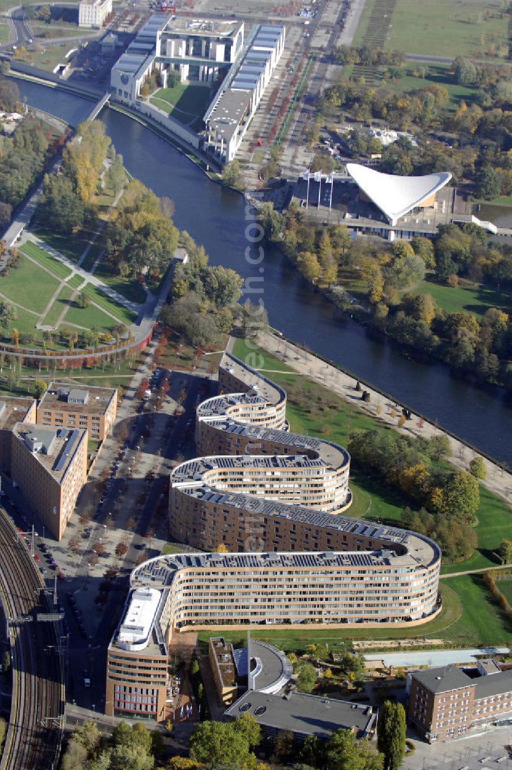 Berlin from the bird's eye view: Wohnhaus im Moabiter Werder in Berlin. Die Gebäude-Schlange in Backstein enstand unweit vom Tiergarten und vom Kanzleramt direkt am Ufer der Spree und beinhaltet 718 Wohnungen. (Bauherr: FSG Siedlungsgesellschaft Frankfurt), Kontakt Architekt: Georg Bumiller, Gesellschaft von Architekten mbH, Großbeerenstraße 13a, 10963 Berlin, Tel. +49(0)30 2153024, Fax +49(0)30 2156316, Email: mail@bumillerarchitekten.de