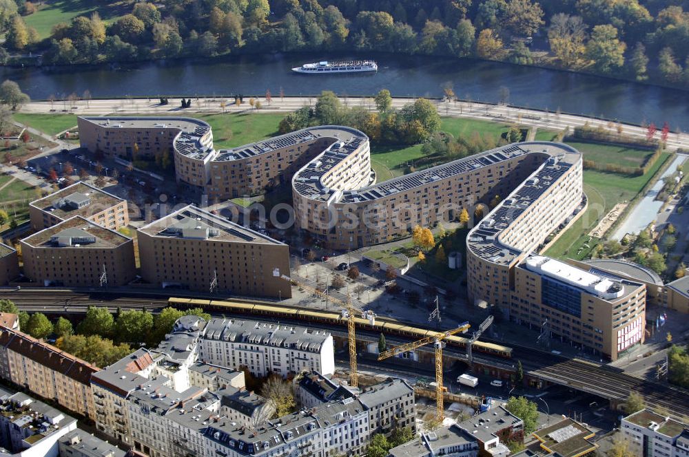 Aerial image Berlin - Wohnhaus im Moabiter Werder in Berlin. Die Gebäude-Schlange in Backstein enstand unweit vom Tiergarten und vom Kanzleramt direkt am Ufer der Spree und beinhaltet 718 Wohnungen. (Bauherr: FSG Siedlungsgesellschaft Frankfurt), Kontakt Architekt: Georg Bumiller, Gesellschaft von Architekten mbH, Großbeerenstraße 13a, 10963 Berlin, Tel. +49(0)30 2153024, Fax +49(0)30 2156316, Email: mail@bumillerarchitekten.de