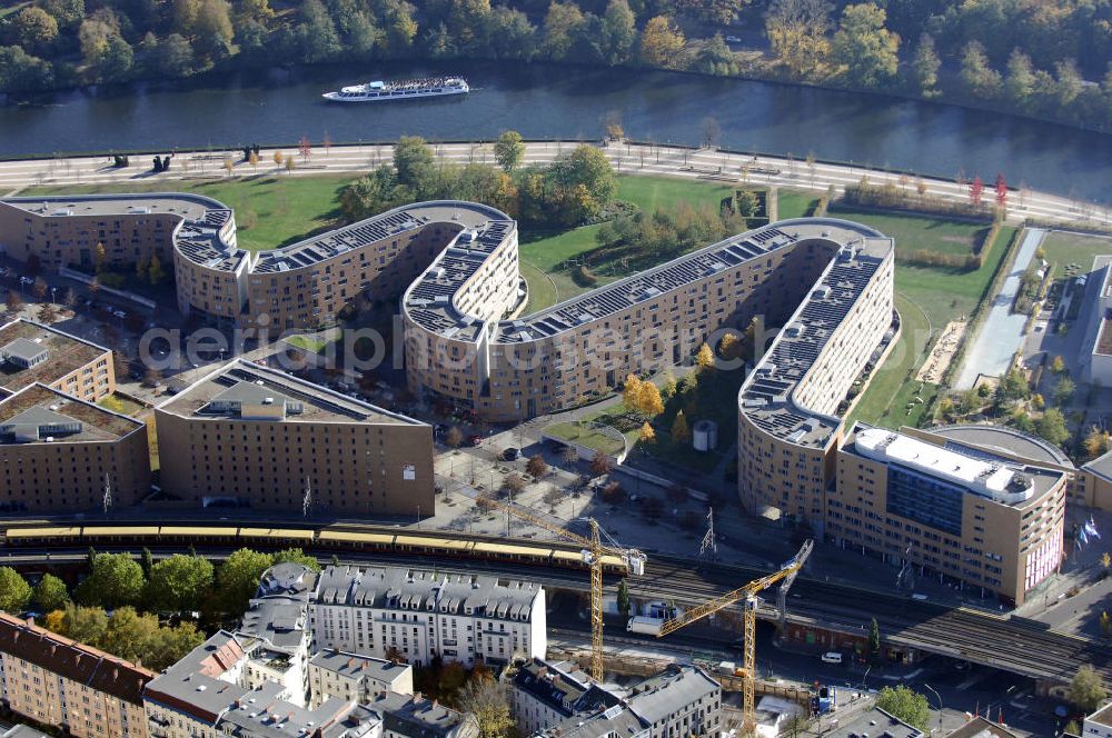 Aerial photograph Berlin - Wohnhaus im Moabiter Werder in Berlin. Die Gebäude-Schlange in Backstein enstand unweit vom Tiergarten und vom Kanzleramt direkt am Ufer der Spree und beinhaltet 718 Wohnungen. (Bauherr: FSG Siedlungsgesellschaft Frankfurt), Kontakt Architekt: Georg Bumiller, Gesellschaft von Architekten mbH, Großbeerenstraße 13a, 10963 Berlin, Tel. +49(0)30 2153024, Fax +49(0)30 2156316, Email: mail@bumillerarchitekten.de