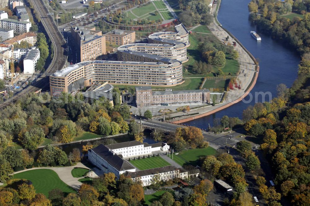 Berlin from above - Wohnhaus im Moabiter Werder in Berlin. Die Gebäude-Schlange in Backstein enstand unweit vom Tiergarten und vom Kanzleramt direkt am Ufer der Spree und beinhaltet 718 Wohnungen. (Bauherr: FSG Siedlungsgesellschaft Frankfurt), Kontakt Architekt: Georg Bumiller, Gesellschaft von Architekten mbH, Großbeerenstraße 13a, 10963 Berlin, Tel. +49(0)30 2153024, Fax +49(0)30 2156316, Email: mail@bumillerarchitekten.de