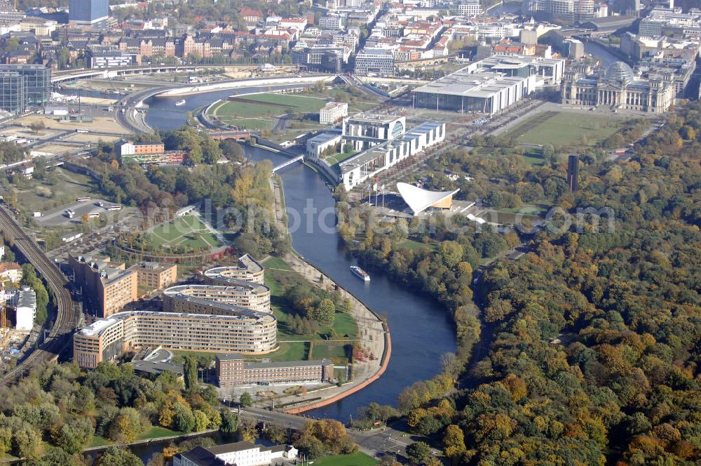 Berlin from the bird's eye view: Wohnhaus im Moabiter Werder in Berlin. Die Gebäude-Schlange in Backstein enstand unweit vom Tiergarten und vom Kanzleramt direkt am Ufer der Spree und beinhaltet 718 Wohnungen. (Bauherr: FSG Siedlungsgesellschaft Frankfurt), Kontakt Architekt: Georg Bumiller, Gesellschaft von Architekten mbH, Großbeerenstraße 13a, 10963 Berlin, Tel. +49(0)30 2153024, Fax +49(0)30 2156316, Email: mail@bumillerarchitekten.de