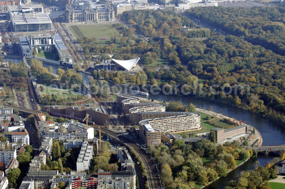 Aerial image Berlin - Wohnhaus im Moabiter Werder in Berlin. Die Gebäude-Schlange in Backstein enstand unweit vom Tiergarten und vom Kanzleramt direkt am Ufer der Spree und beinhaltet 718 Wohnungen. (Bauherr: FSG Siedlungsgesellschaft Frankfurt), Kontakt Architekt: Georg Bumiller, Gesellschaft von Architekten mbH, Großbeerenstraße 13a, 10963 Berlin, Tel. +49(0)30 2153024, Fax +49(0)30 2156316, Email: mail@bumillerarchitekten.de