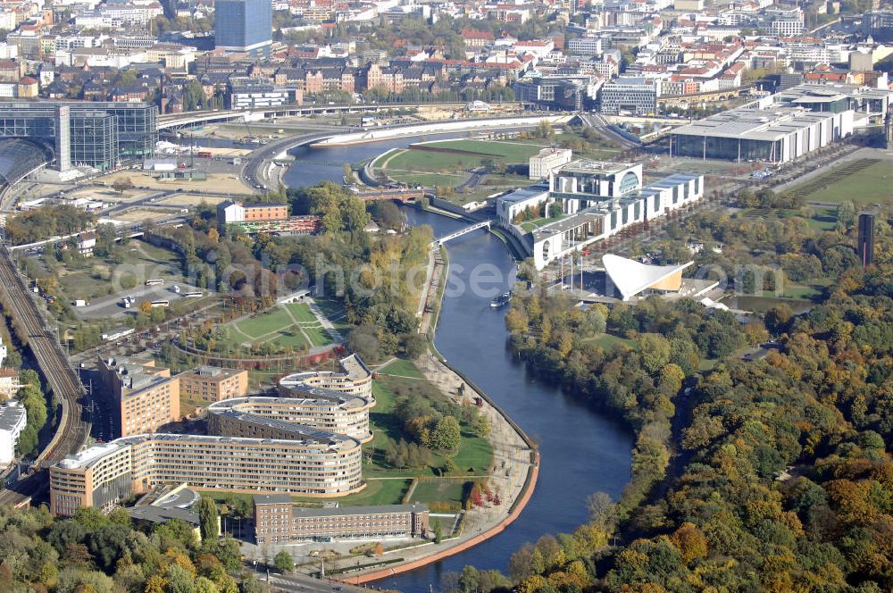 Aerial photograph Berlin - Wohnhaus im Moabiter Werder in Berlin. Die Gebäude-Schlange in Backstein enstand unweit vom Tiergarten und vom Kanzleramt direkt am Ufer der Spree und beinhaltet 718 Wohnungen. (Bauherr: FSG Siedlungsgesellschaft Frankfurt), Kontakt Architekt: Georg Bumiller, Gesellschaft von Architekten mbH, Großbeerenstraße 13a, 10963 Berlin, Tel. +49(0)30 2153024, Fax +49(0)30 2156316, Email: mail@bumillerarchitekten.de