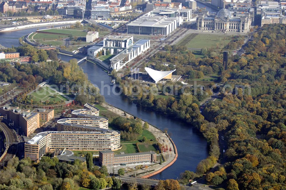 Berlin from above - Wohnhaus im Moabiter Werder in Berlin. Die Gebäude-Schlange in Backstein enstand unweit vom Tiergarten und vom Kanzleramt direkt am Ufer der Spree und beinhaltet 718 Wohnungen. (Bauherr: FSG Siedlungsgesellschaft Frankfurt), Kontakt Architekt: Georg Bumiller, Gesellschaft von Architekten mbH, Großbeerenstraße 13a, 10963 Berlin, Tel. +49(0)30 2153024, Fax +49(0)30 2156316, Email: mail@bumillerarchitekten.de