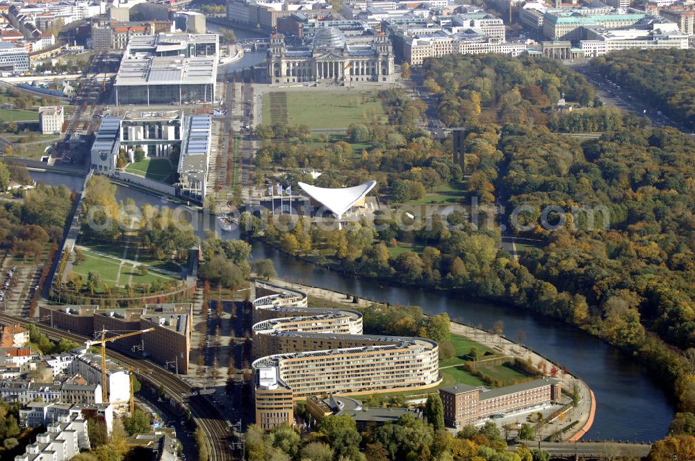 Berlin from the bird's eye view: Wohnhaus im Moabiter Werder in Berlin. Die Gebäude-Schlange in Backstein enstand unweit vom Tiergarten und vom Kanzleramt direkt am Ufer der Spree und beinhaltet 718 Wohnungen. (Bauherr: FSG Siedlungsgesellschaft Frankfurt), Kontakt Architekt: Georg Bumiller, Gesellschaft von Architekten mbH, Großbeerenstraße 13a, 10963 Berlin, Tel. +49(0)30 2153024, Fax +49(0)30 2156316, Email: mail@bumillerarchitekten.de