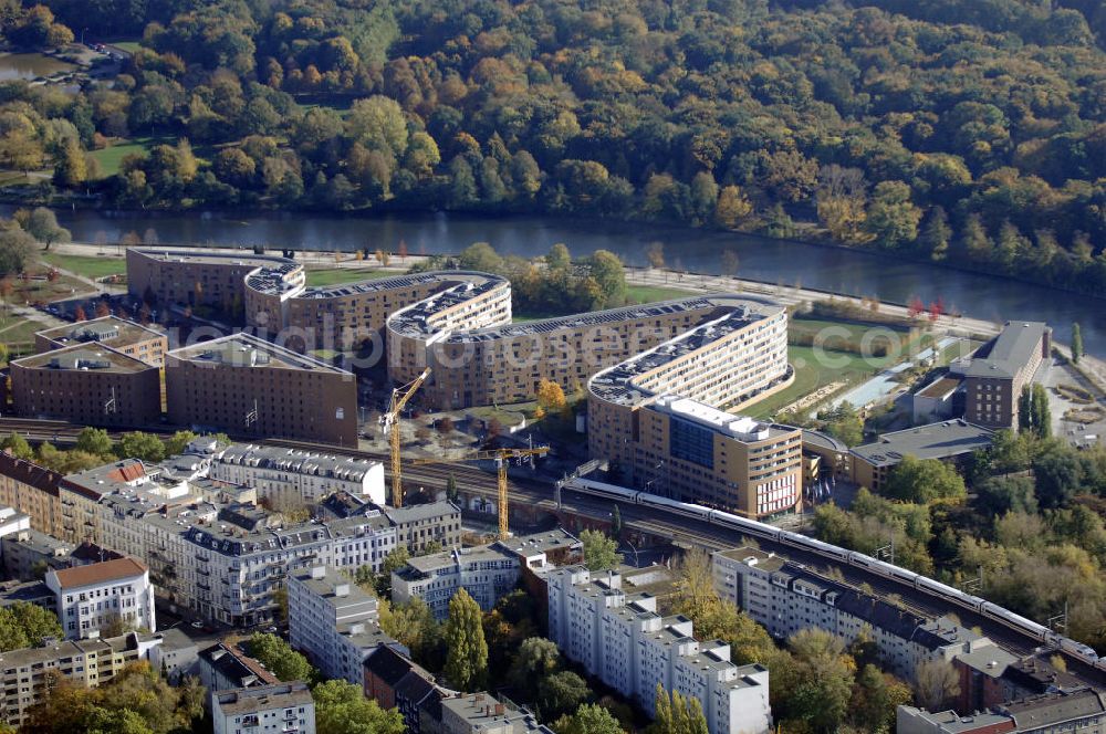 Aerial image Berlin - Wohnhaus im Moabiter Werder in Berlin. Die Gebäude-Schlange in Backstein enstand unweit vom Tiergarten und vom Kanzleramt direkt am Ufer der Spree und beinhaltet 718 Wohnungen. (Bauherr: FSG Siedlungsgesellschaft Frankfurt), Kontakt Architekt: Georg Bumiller, Gesellschaft von Architekten mbH, Großbeerenstraße 13a, 10963 Berlin, Tel. +49(0)30 2153024, Fax +49(0)30 2156316, Email: mail@bumillerarchitekten.de