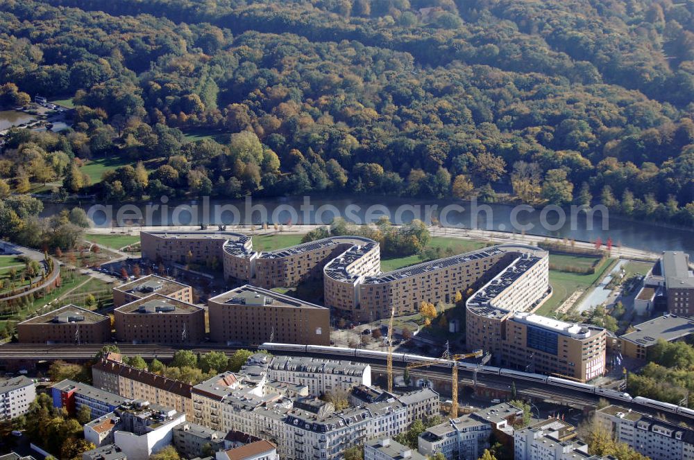 Aerial photograph Berlin - Wohnhaus im Moabiter Werder in Berlin. Die Gebäude-Schlange in Backstein enstand unweit vom Tiergarten und vom Kanzleramt direkt am Ufer der Spree und beinhaltet 718 Wohnungen. (Bauherr: FSG Siedlungsgesellschaft Frankfurt), Kontakt Architekt: Georg Bumiller, Gesellschaft von Architekten mbH, Großbeerenstraße 13a, 10963 Berlin, Tel. +49(0)30 2153024, Fax +49(0)30 2156316, Email: mail@bumillerarchitekten.de