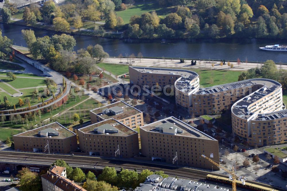 Berlin from above - Wohnhaus im Moabiter Werder in Berlin. Die 320 m lange Gebäude-Schlange in gelbem Backstein von Architekt Georg Bumiller unweit vom Tiergarten und vom Kanzleramt entstand direkt am Ufer der Spree und beinhaltet 718 Wohnungen. (FSG Siedlungsgesellschaft Frankfurt) Kontakt Architekt: Georg Bumiller, Gesellschaft von Architekten mbH, Großbeerenstraße 13a, 10963 Berlin, Tel. +49(0)30 2153024, Fax +49(0)30 2156316, Email: mail@bumillerarchitekten.de