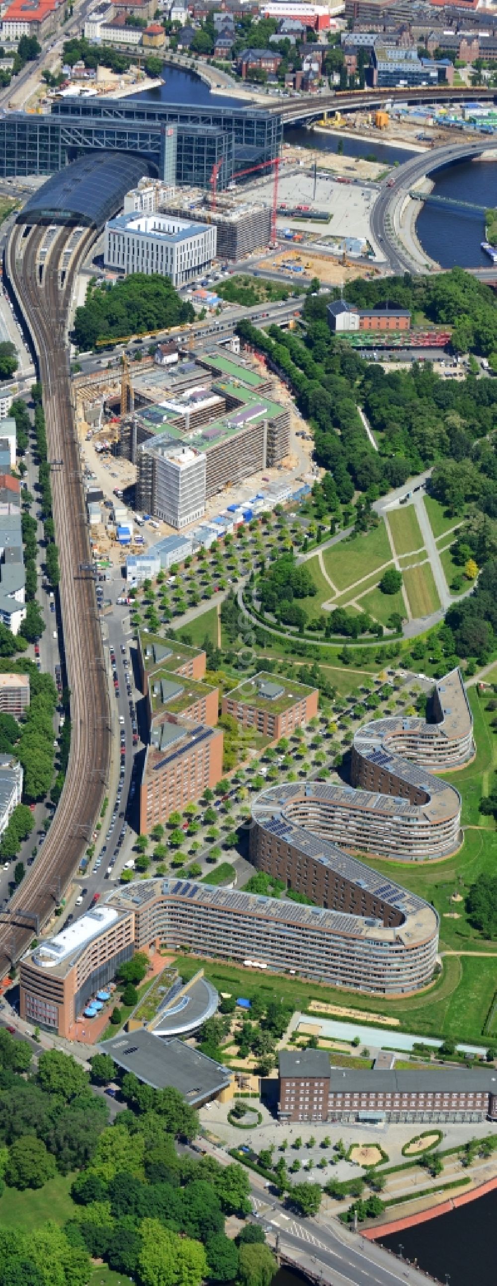 Aerial image Berlin - View of the residential house at the street Moabiter Werder in Berlin