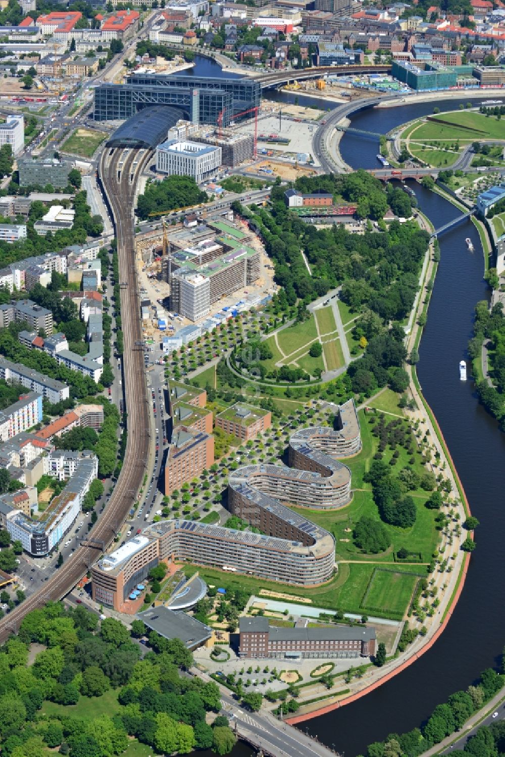 Aerial photograph Berlin - View of the residential house at the street Moabiter Werder in Berlin