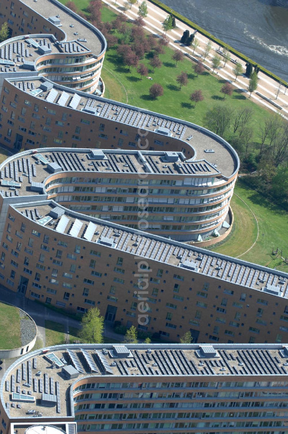 Berlin from above - Wohnhaus am Moabiter Werder in Berlin. Die Gebäude-Schlange in Backstein enstand unweit vom Tiergarten und vom Kanzleramt direkt am Ufer der Spree und beinhaltet 718 Wohnungen. (Bauherr: FSG Siedlungsgesellschaft Frankfurt), Kontakt Architekt: Georg Bumiller, Gesellschaft von Architekten mbH,