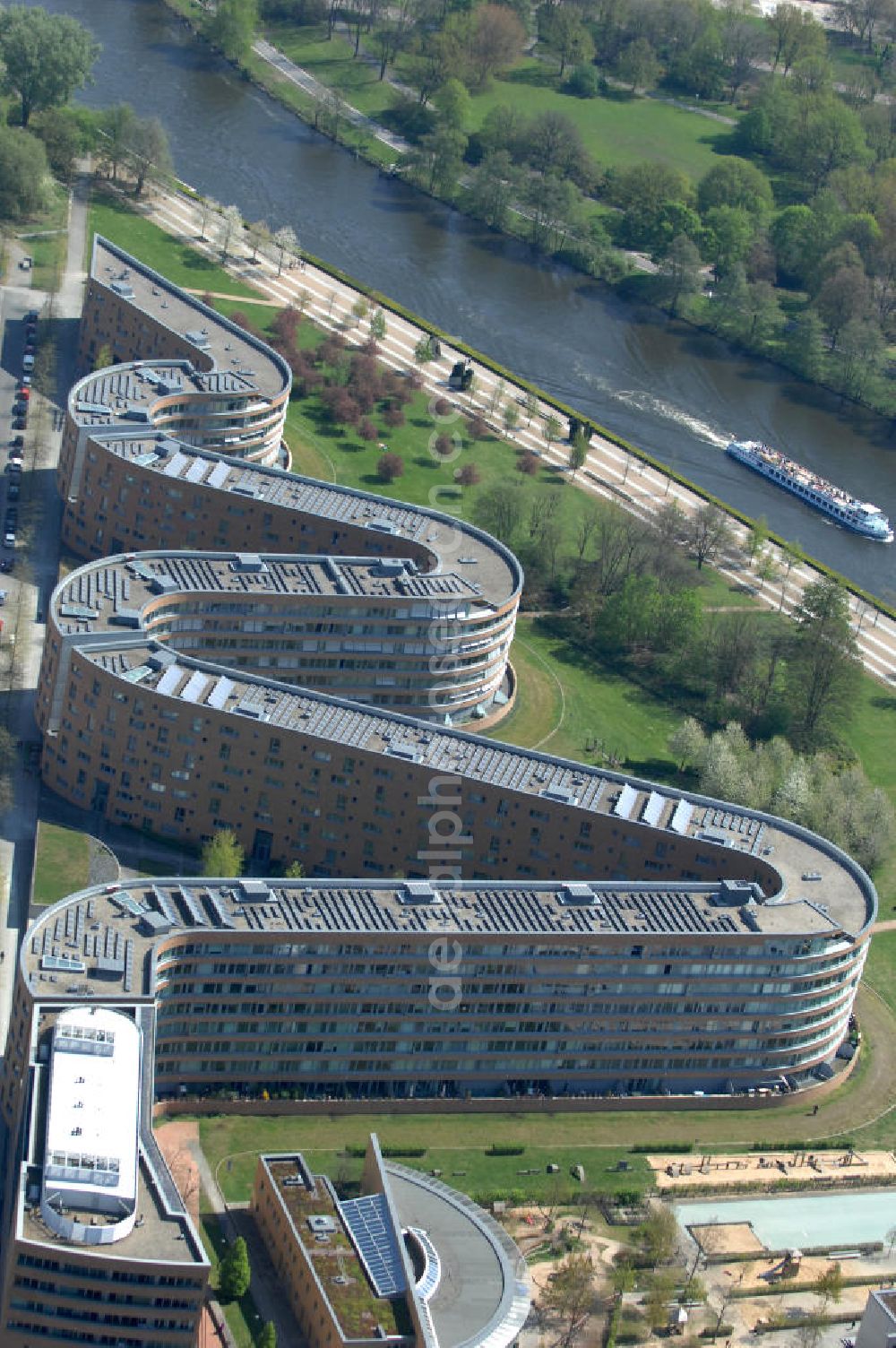 Berlin from the bird's eye view: Wohnhaus am Moabiter Werder in Berlin. Die Gebäude-Schlange in Backstein enstand unweit vom Tiergarten und vom Kanzleramt direkt am Ufer der Spree und beinhaltet 718 Wohnungen. (Bauherr: FSG Siedlungsgesellschaft Frankfurt), Kontakt Architekt: Georg Bumiller, Gesellschaft von Architekten mbH,