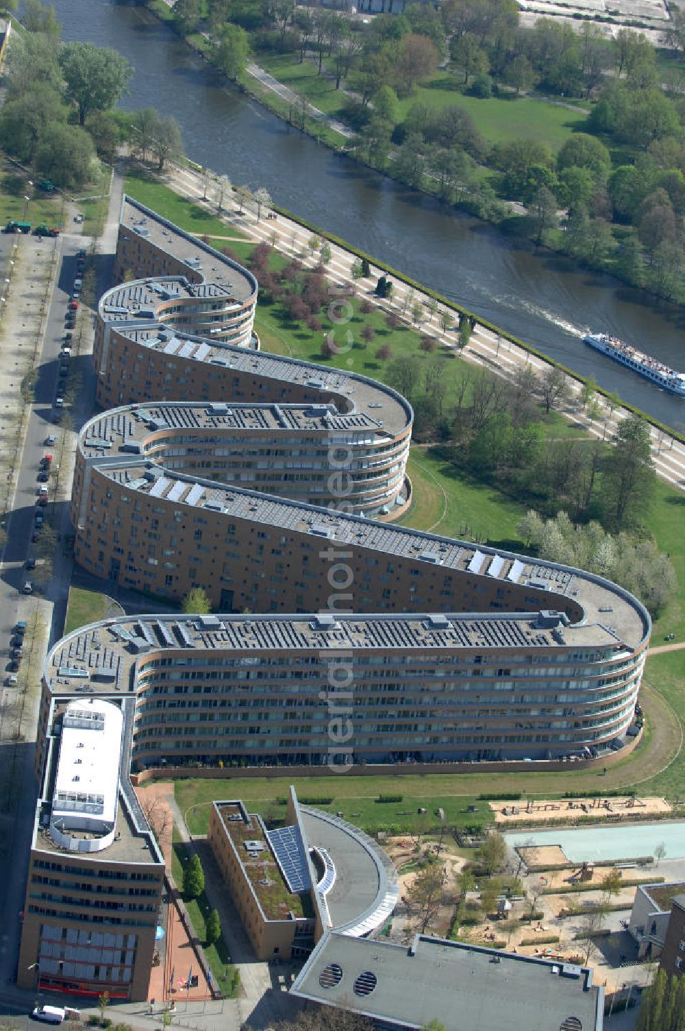 Aerial image Berlin - Wohnhaus am Moabiter Werder in Berlin. Die Gebäude-Schlange in Backstein enstand unweit vom Tiergarten und vom Kanzleramt direkt am Ufer der Spree und beinhaltet 718 Wohnungen. (Bauherr: FSG Siedlungsgesellschaft Frankfurt), Kontakt Architekt: Georg Bumiller, Gesellschaft von Architekten mbH,