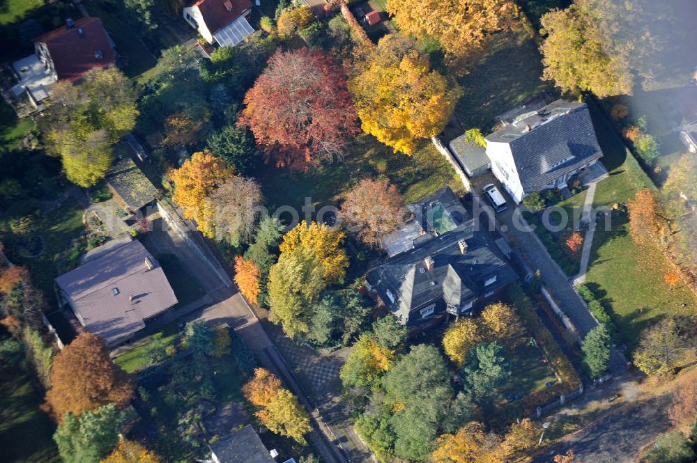 Potsdam - Babelsberg from the bird's eye view: Blick auf das vom herbstlichem Baumbestand umgebene Wohnhaus an der Rosa-Luxemburg-Strasse 21 in 14482 Potsdam-Babelsberg