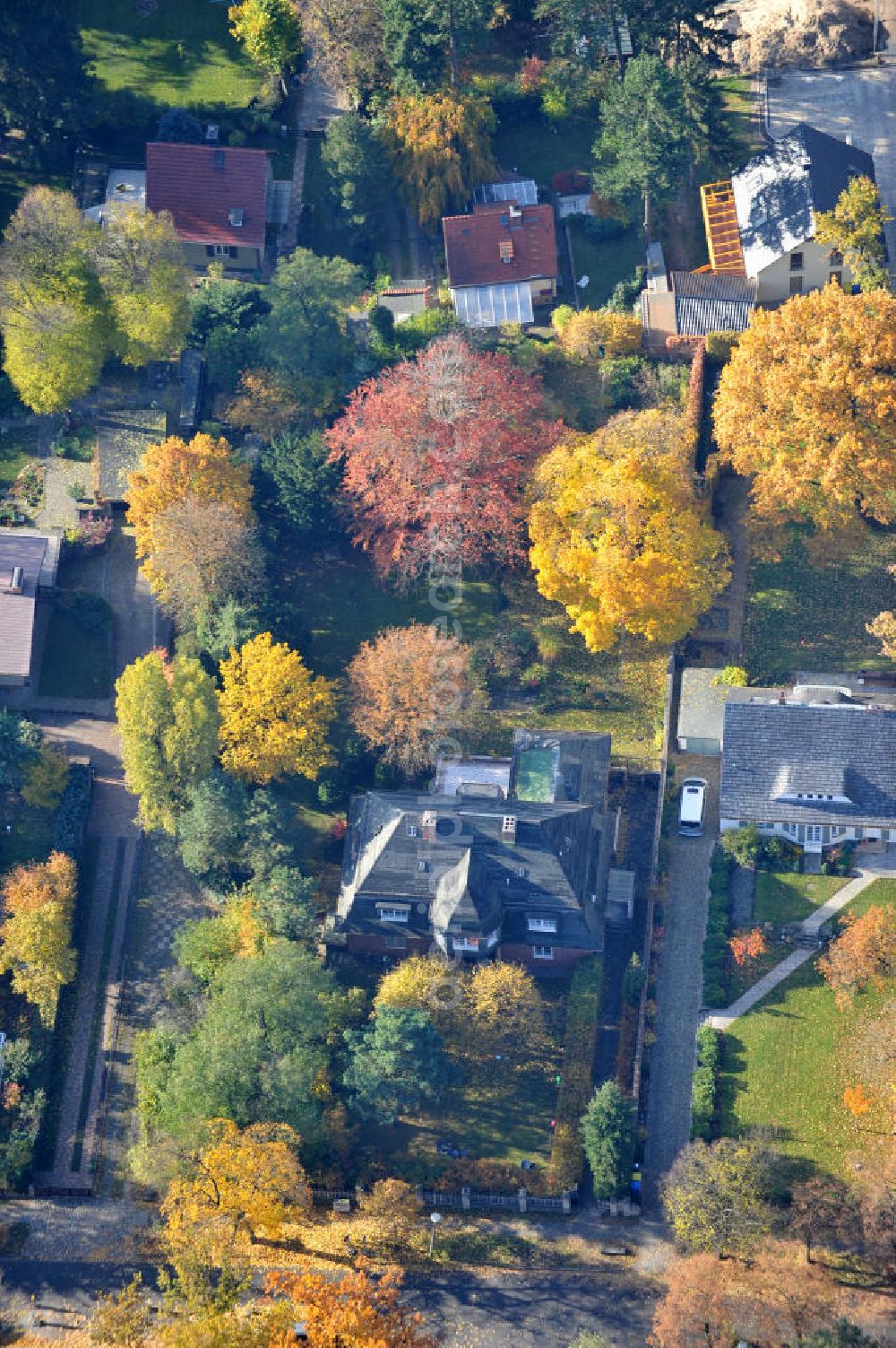 Aerial photograph Potsdam - Babelsberg - Blick auf das vom herbstlichem Baumbestand umgebene Wohnhaus an der Rosa-Luxemburg-Strasse 21 in 14482 Potsdam-Babelsberg