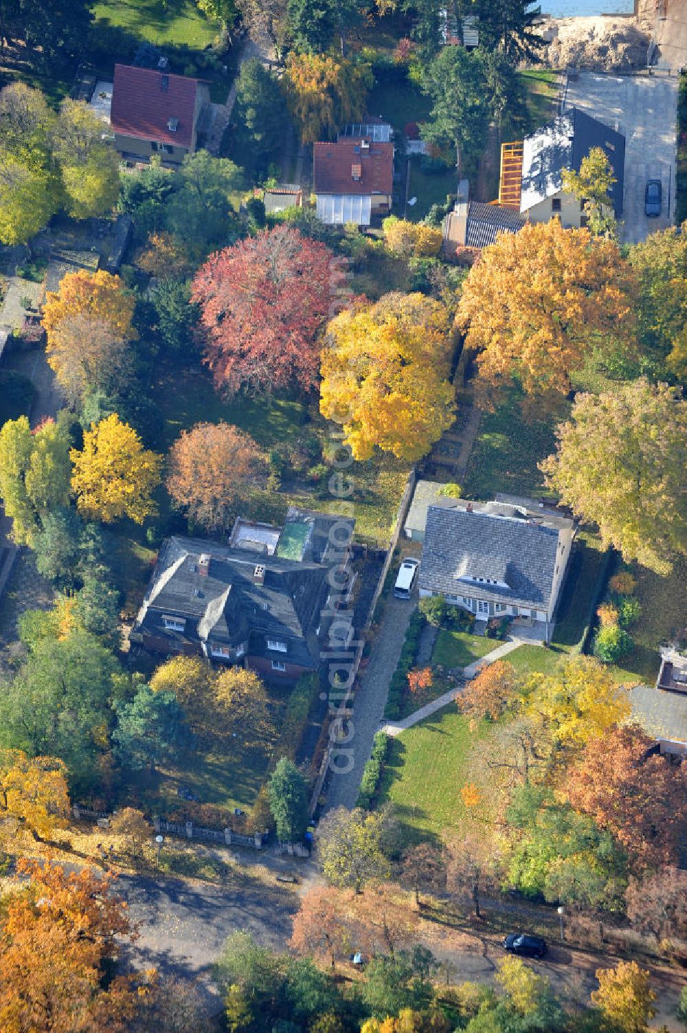 Potsdam - Babelsberg from above - Blick auf das vom herbstlichem Baumbestand umgebene Wohnhaus an der Rosa-Luxemburg-Strasse 21 in 14482 Potsdam-Babelsberg