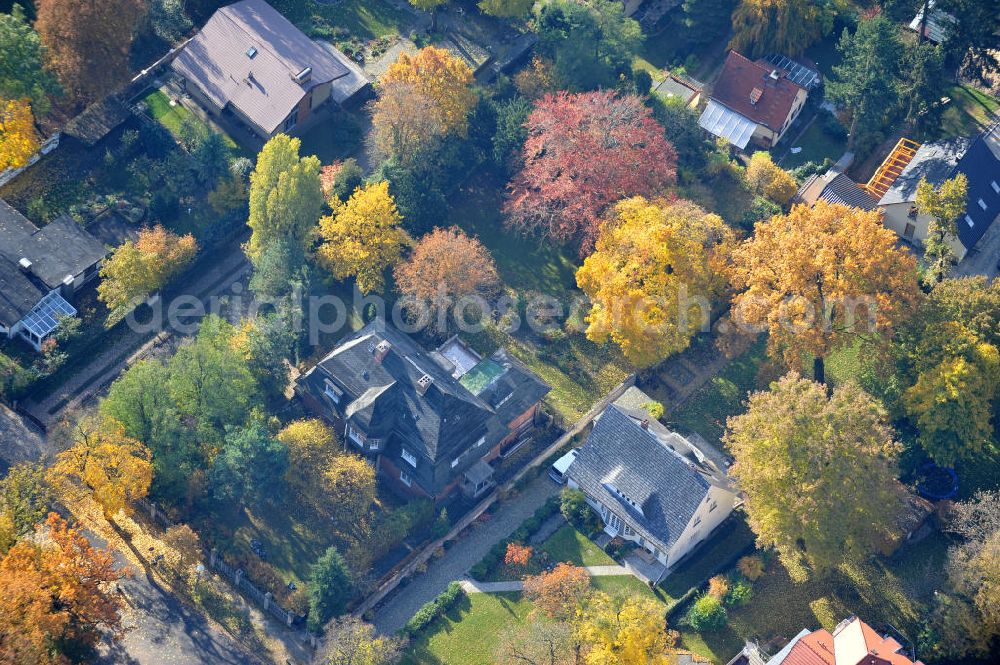 Potsdam - Babelsberg from the bird's eye view: Blick auf das vom herbstlichem Baumbestand umgebene Wohnhaus an der Rosa-Luxemburg-Strasse 21 in 14482 Potsdam-Babelsberg