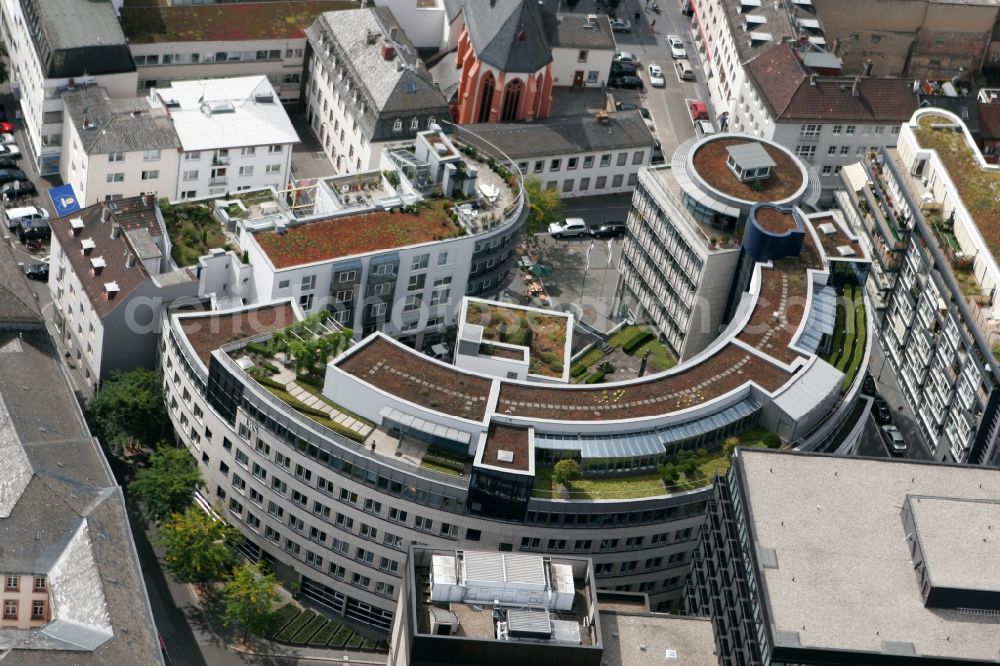 Mainz from the bird's eye view: Residential building in the city centre of Mainz in the state of Rhineland-Palatinate. The semi-circular estate with parks is located in Adolf-Kolping Street