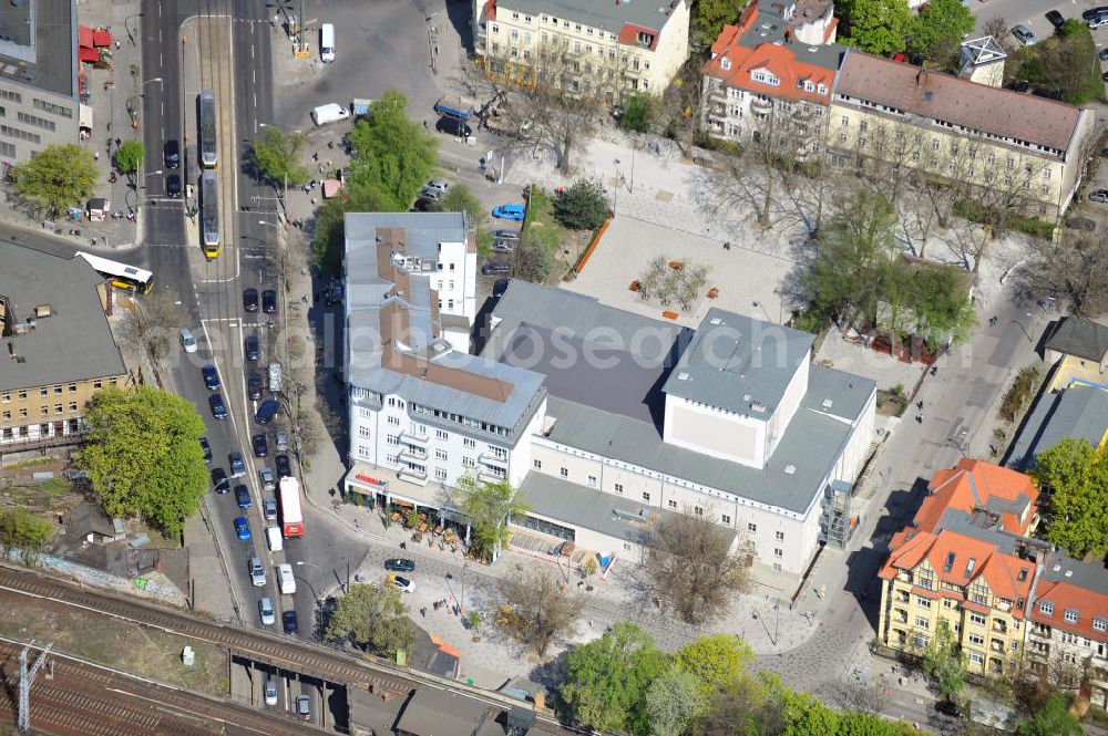 Aerial photograph Berlin - Mehrfamilienhaus / Wohnhaus an der Treskowallee und die Schostakowitsch-Musikschule an der Stolzenfelsstraße Ecke Ehrenfelsstraße am S-Bahnhof Karlshorst. Block of flats / apartment building at the street Treskowallee and the Schostakowitsch school of music at the street Stolzenfelsstrasse at the street corner Ehrenfelsstrasse near by the rail station Karlshorst.