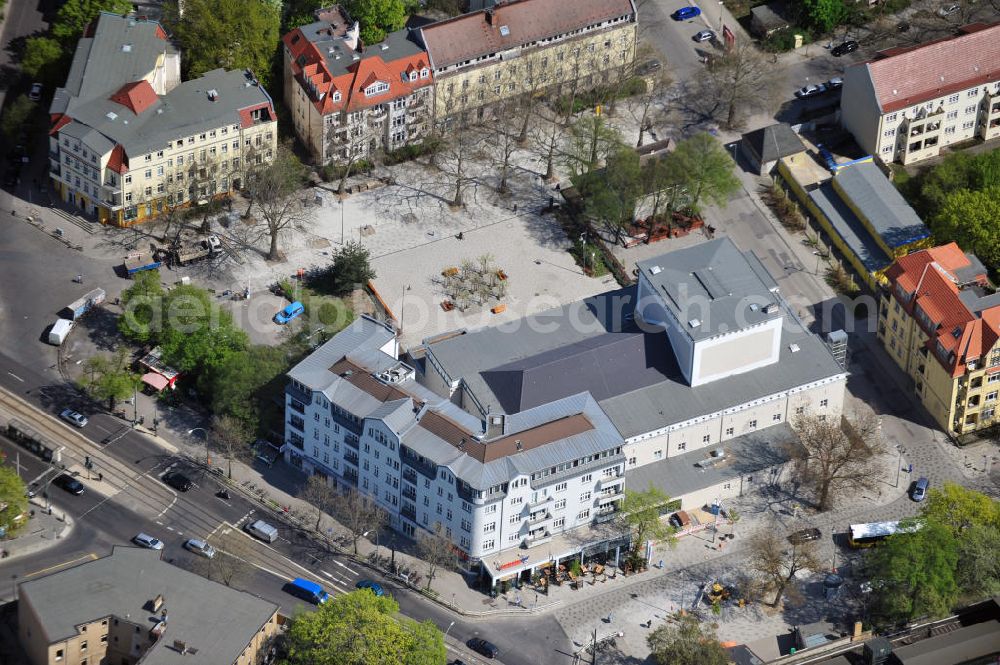 Berlin from above - Mehrfamilienhaus / Wohnhaus an der Treskowallee und die Schostakowitsch-Musikschule an der Stolzenfelsstraße Ecke Ehrenfelsstraße am S-Bahnhof Karlshorst. Block of flats / apartment building at the street Treskowallee and the Schostakowitsch school of music at the street Stolzenfelsstrasse at the street corner Ehrenfelsstrasse near by the rail station Karlshorst.