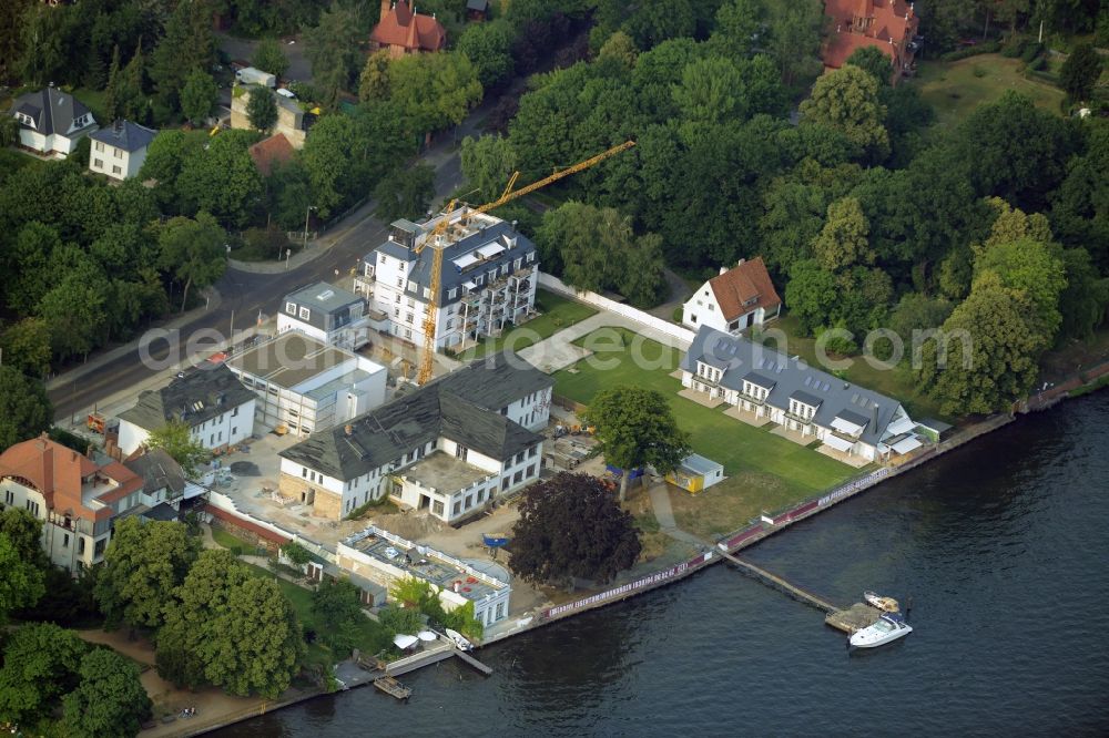 Aerial photograph Berlin - Construction site for the new building of an appartment building complex on the seafront of Mueggelsee in the Friedrichshagen part of Berlin in Germany. The compound includes three residential buildings. The building project and construction site is located right on the shores of the lake