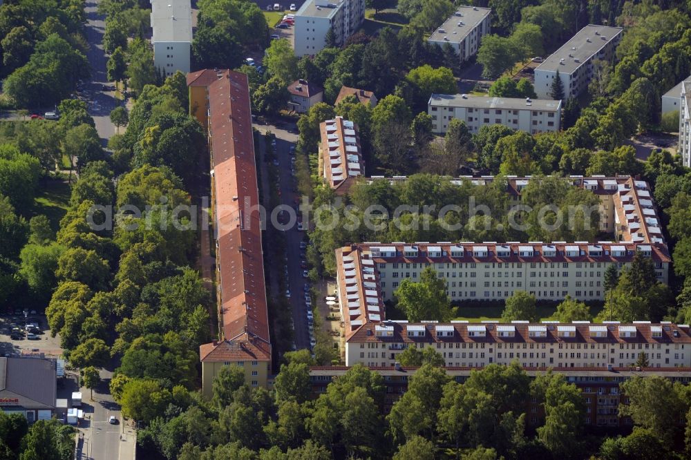 Aerial image Berlin - Residential estate in the Zehlendorf part of Berlin in Germany. The compound consists of residential and multi-family buildings which are arranged rectangular and chain-like. The compound is located on Kilstetter Strasse and is surrounded by trees and green spaces