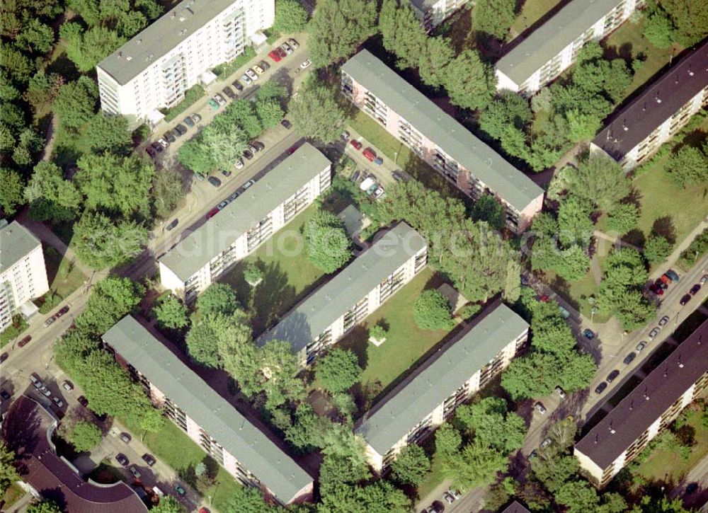 Aerial photograph Berlin Lichtenberg - Wohnsiedlung der PRIMA Wohnbauten Privatisierungsmanagement GmbH Balatonstraße 33-68 / Moldaustraße 14-30