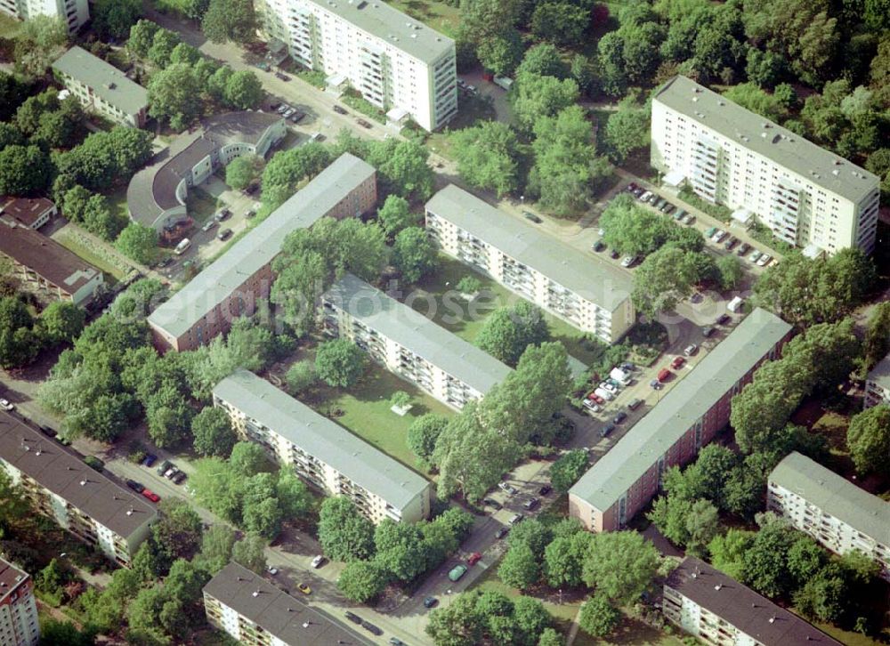 Berlin Lichtenberg from above - Wohnsiedlung der PRIMA Wohnbauten Privatisierungsmanagement GmbH Balatonstraße 33-68 / Moldaustraße 14-30