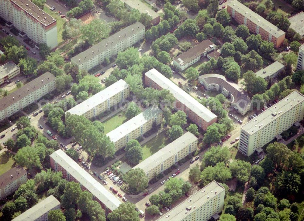 Berlin Lichtenberg from the bird's eye view: Wohnsiedlung der PRIMA Wohnbauten Privatisierungsmanagement GmbH Balatonstraße 33-68 / Moldaustraße 14-30