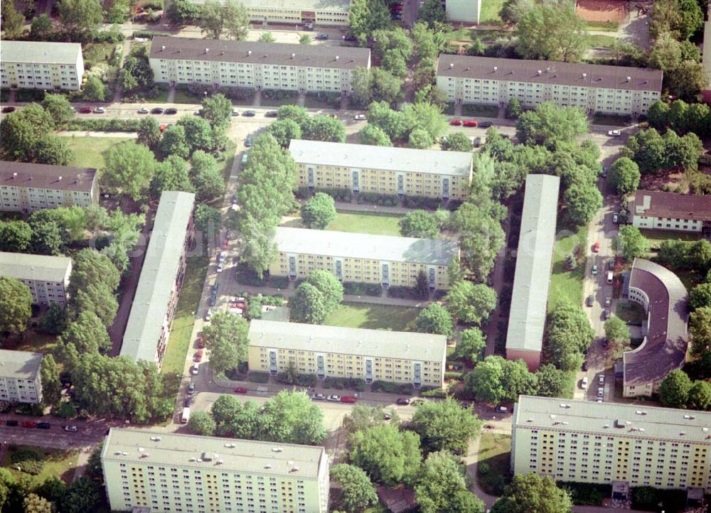 Berlin Lichtenberg from above - Wohnsiedlung der PRIMA Wohnbauten Privatisierungsmanagement GmbH Balatonstraße 33-68 / Moldaustraße 14-30