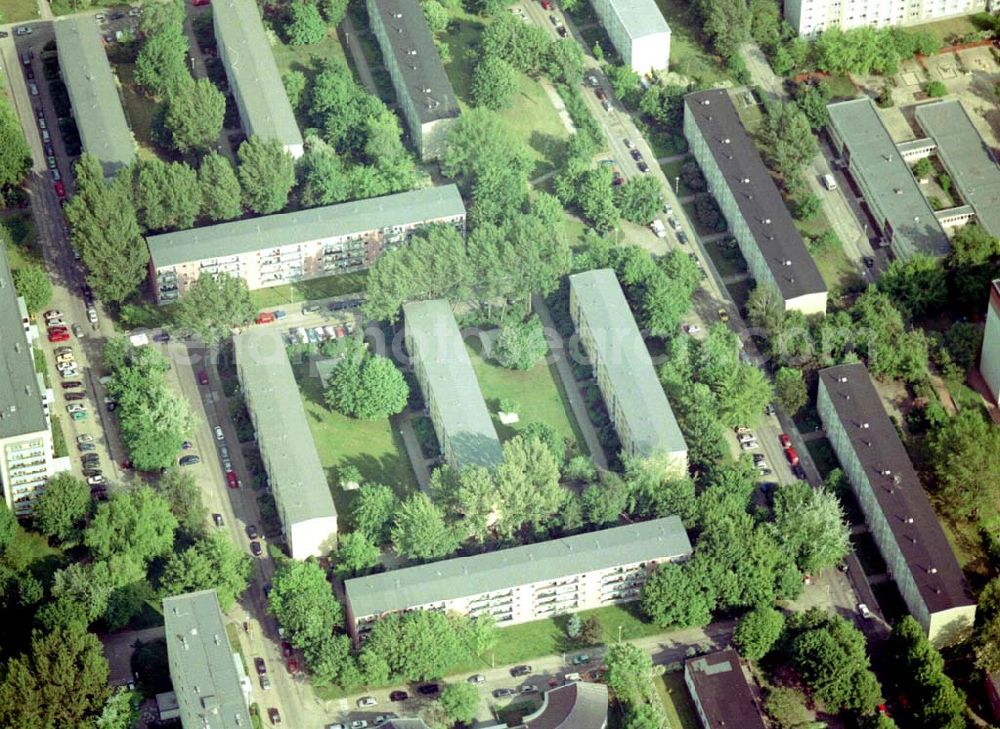 Berlin Lichtenberg from the bird's eye view: Wohnsiedlung der PRIMA Wohnbauten Privatisierungsmanagement GmbH Balatonstraße 33-68 / Moldaustraße 14-30