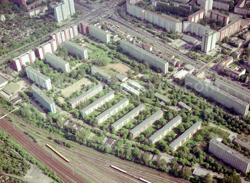 Berlin Lichtenberg from above - Wohnsiedlung der PRIMA Wohnbauten Privatisierungsmanagement GmbH Rosenfelder Ring 65-123,