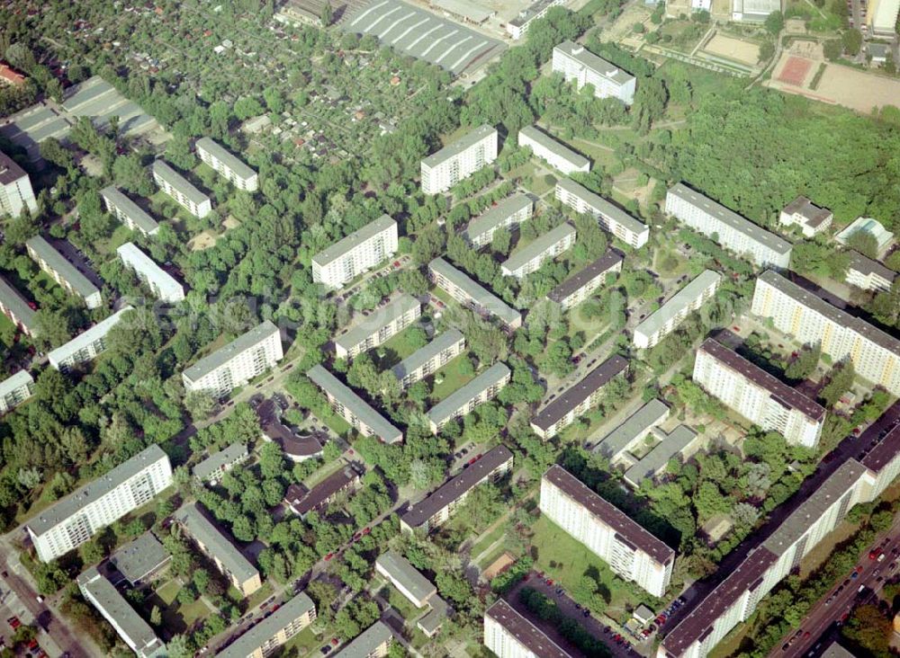 Berlin Lichtenberg from above - Wohnsiedlung der PRIMA Wohnbauten Privatisierungsmanagement GmbH Balatonstr. 33-68, Moldauerstr. 14-30,