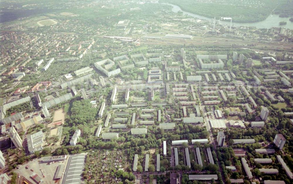 Berlin Lichtenberg from the bird's eye view: Wohnsiedlung der PRIMA Wohnbauten Privatisierungsmanagement GmbH Balatonstr. 33-68, Moldauerstr. 14-30,