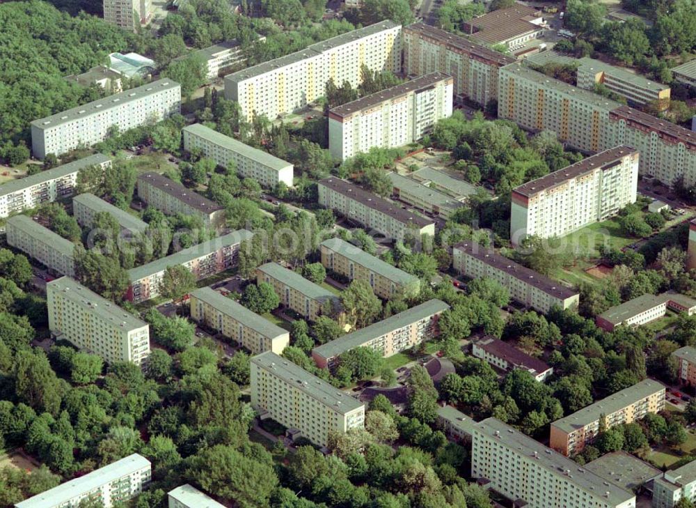 Aerial photograph Berlin Lichtenberg - Wohnsiedlung der PRIMA Wohnbauten Privatisierungsmanagement GmbH Balatonstr. 33-68, Moldauerstr. 14-30,