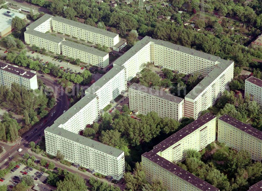 Berlin Lichtenberg from above - Wohnsiedlung der PRIMA Wohnbauten Privatisierungsmanagement GmbH Mellenseestr. 42-62,